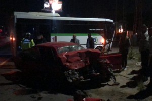 Midibüsle çarpışan otomobilin sürücüsü zabıta öldü
