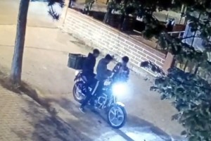 Motosikletle uyuşturucu satışı kamerada