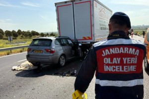 TEM'de cip, kamyona çarptı; 3 yaralı