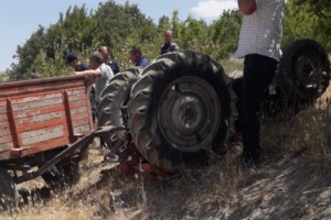Devrilen traktörün altında kalan sürücü hayatını kaybetti
