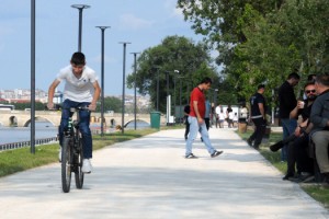 Edirne'de yapımı tamamlanan Söğütlük Millet Bahçesi, çevre şenliğiyle kapılarını açtı
