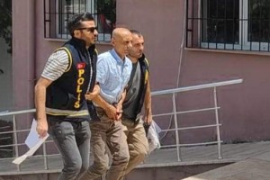 Eşini bıçakla ağır yaraladı