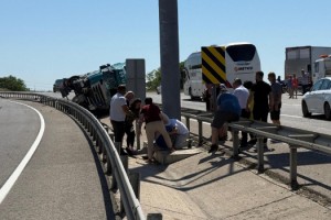 Tekirdağ'da devrilen TIR'ın sürücüsü yaralandı