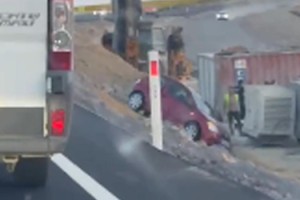 Tekirdağ'da şantiye alanına düşen otomobilde 2 kişi yaralandı