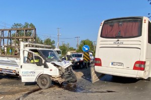 Yolcu otobüsü ile kamyonet çarpıştı; 2 yaralı