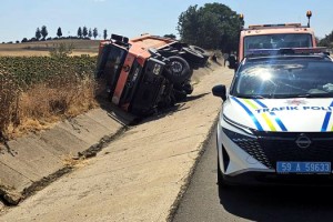 Malkara'da zift yüklü kamyon devrildi, sürücü yaralandı
