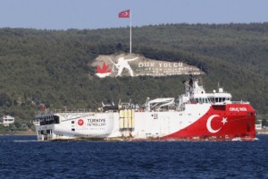 Sismik araştırma gemisi Oruç Reis, Çanakkale Boğazı'ndan geçti