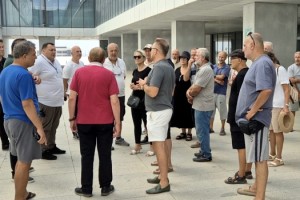 Tekirdağ’da 1 aydır su kesintisi yaşayan site sakinleri, büyükşehir belediyesi önünde açıklama yaptı