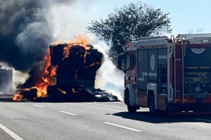 LPG'li Araç yangını önce tarlaya sonrada tıra sıçradı
