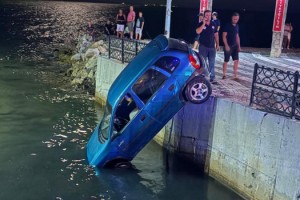 Su kanalında asılı kalan otomobilde 1 kişi yaralandı