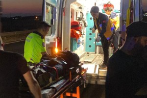 Yoldaki takoza çarpan motosiklet sürücüsü yaralandı