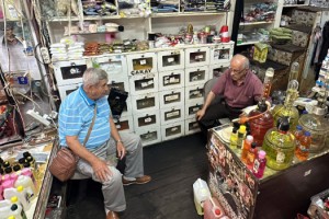50 yıllık kolonyacı, 15 metrekarelik dükkanında mesleğini yaşatıyor