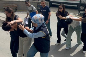 Dikkat çekmemek için şık giyinip, şapka ve gözlük takan hırsızlık şüphelisi 3 kadın yakalandı