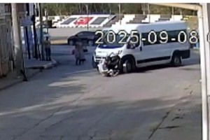 Okul yolunda servis minibüsünün çarptığı anne- oğul yaralandı; kaza kamerada