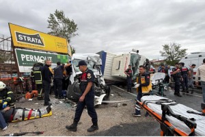 Tekirdağ'da kamyon ile işçi servis minibüsü çarpıştı: 3 ölü, 9 yaralı