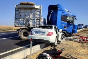 TIR’la çarpışan otomobilin sürücüsü yaralandı