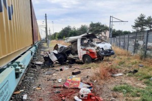 Trenin hemzemin geçitte çarptığı minibüsün sürücüsü yaralandı