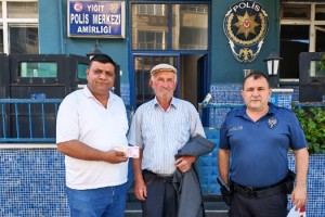 Yerde Buldu, Polis Ekiplerine Teslim Etti: Duyarlı Davranış Takdir Topladı