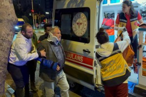 Motosiklet yayaya çarptı: 2 yaralı