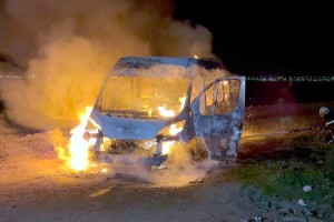 Araç sahibi, servis minibüsünü ateşe verdi