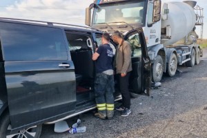 Beton mikseri ile minibüs çarpıştı: 1 ölü