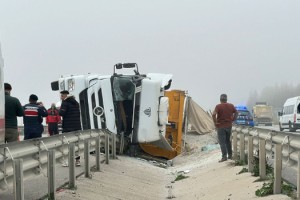 Devrilen kamyonda sıkışan sürücü yaralandı