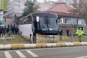 Kayganlaşan yolda kontrolden çıkan tur otobüsü orta refüje çarpıp yolu kapattı