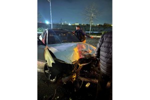 Kontrolden çıkan otomobil ağaca ve elektrik direğine çarptı