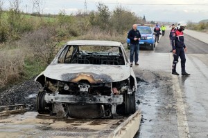 Otomobil, seyir sırasında alev aldı; sürücü son anda kurtuldu