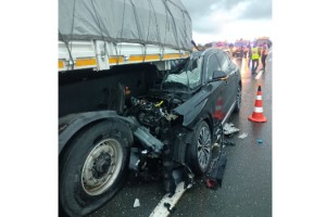 Otomobil, TIR’a arkadan çarptı: 3 yaralı