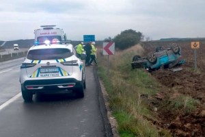 Otomobil yağış nedeniyle kayganlaşan yolda takla attı: 2 yaralı