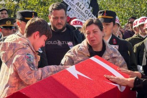 Şehit Astsubay Başçavuş Aykut’u, eşi ve oğlu parkasını giyerek son yolculuğuna uğurladı