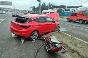 Karşı yöne geçen otomobil, kırmızı ışıkta bekleyen araçlara çarptı