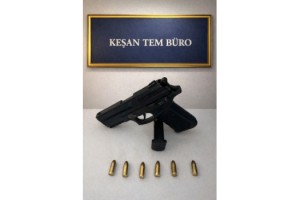 Arkadaşını ziyarete geldiği hastanede üzerinde silahla yakalandı