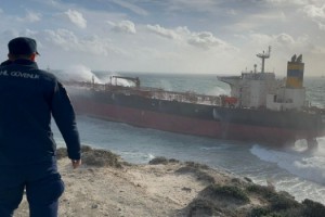 Bozcaada açıklarında fırtınada sürüklenen tanker karaya oturdu