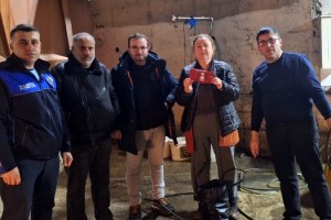 Çöpe atılan cüzdan, belediye ekipleri tarafından bulunup sahibine teslim edildi