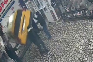 Taksinin araç asansöründen düştüğü anlar kamerada