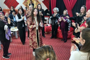 Bakanlık kredisiyle evlenecek çiftler huzurevi sakinleriyle buluştu, kına gecesi düzenlendi