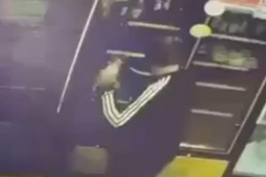 Marketten içki hırsızlığı kamerada