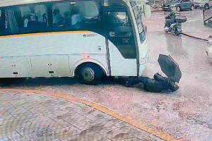 Servis minibüsünün çarpıp sürüklediği kadın yara almadan kurtuldu