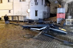 Tekirdağ'da fırtına; çatılar uçtu, ağaçlar devrildi