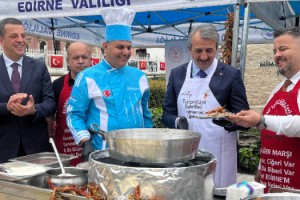 Edirne’nin fahri turizm elçisi Bahri Dinar anısına, ücretsiz tava ciğer dağıtıldı