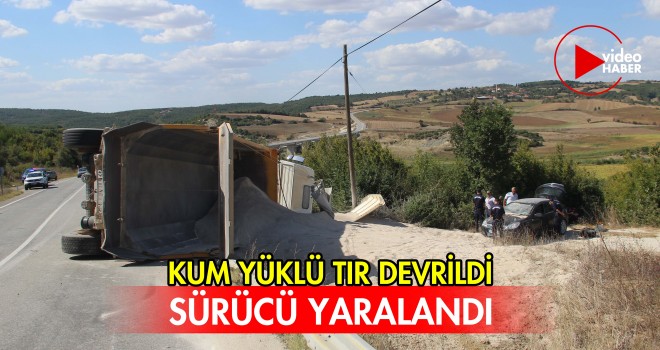 Kum Yüklü Tır Devrildi Sürücü Yaralandı