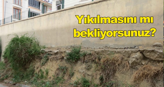 Okul Bahçesi Çevre Duvarı Tehlike Arz Ediyor