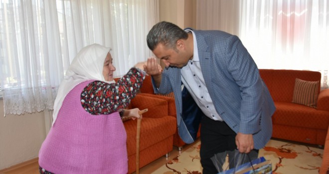 Anneler Günü’nde Şehit Annelerini Ziyaret Etti