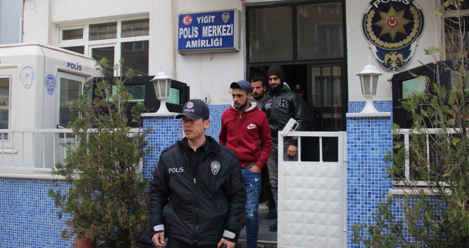 TIR Dorsesinde 10 Kaçak Yakalandı