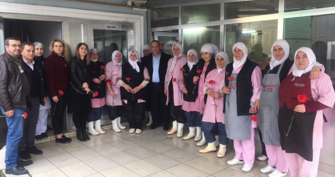 AK PARTİ İLÇE BAŞKANLIĞI, İLÇEDEKİ ÇALIŞAN BAYANLARI FİRMALARINDA ZİYARET ETTİ