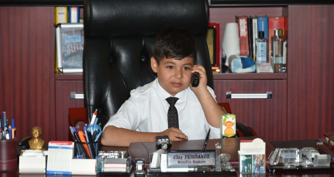 Belediye Başkanı Ulaş Yurdakul Temsili Olarak Makam Koltuğunu Devretti