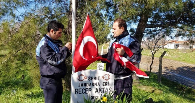 Şehit Mezarlıklarındaki Türk Bayrakları Yenileriyle Değiştirildi