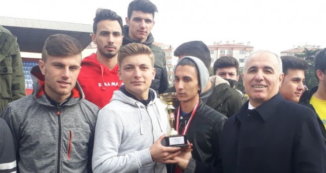 Gazi Ömer Bey Anadolu Lisesinden 3 Kupa